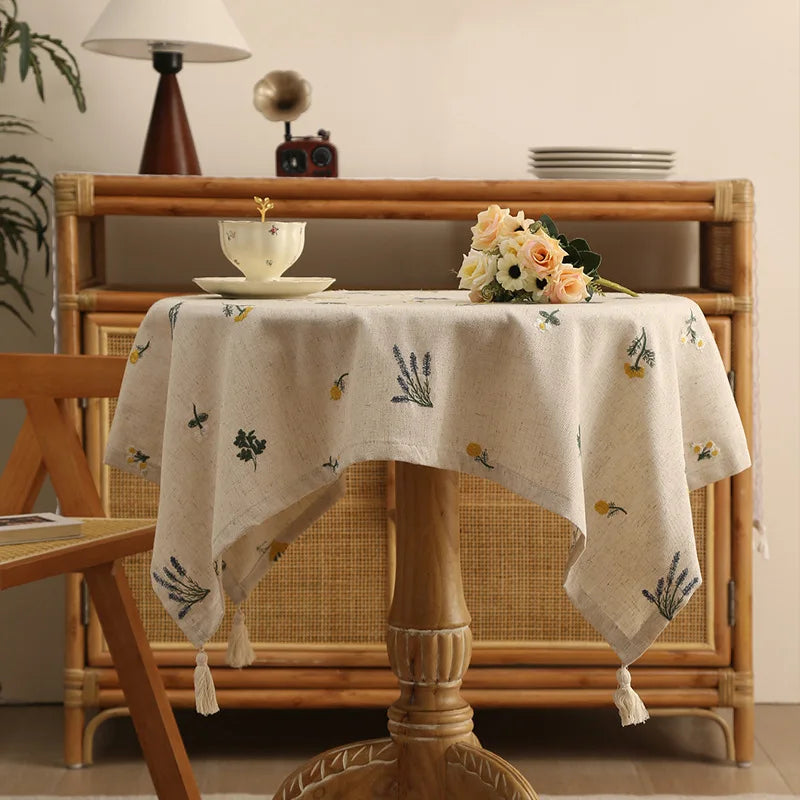 Nappe carrée brodée