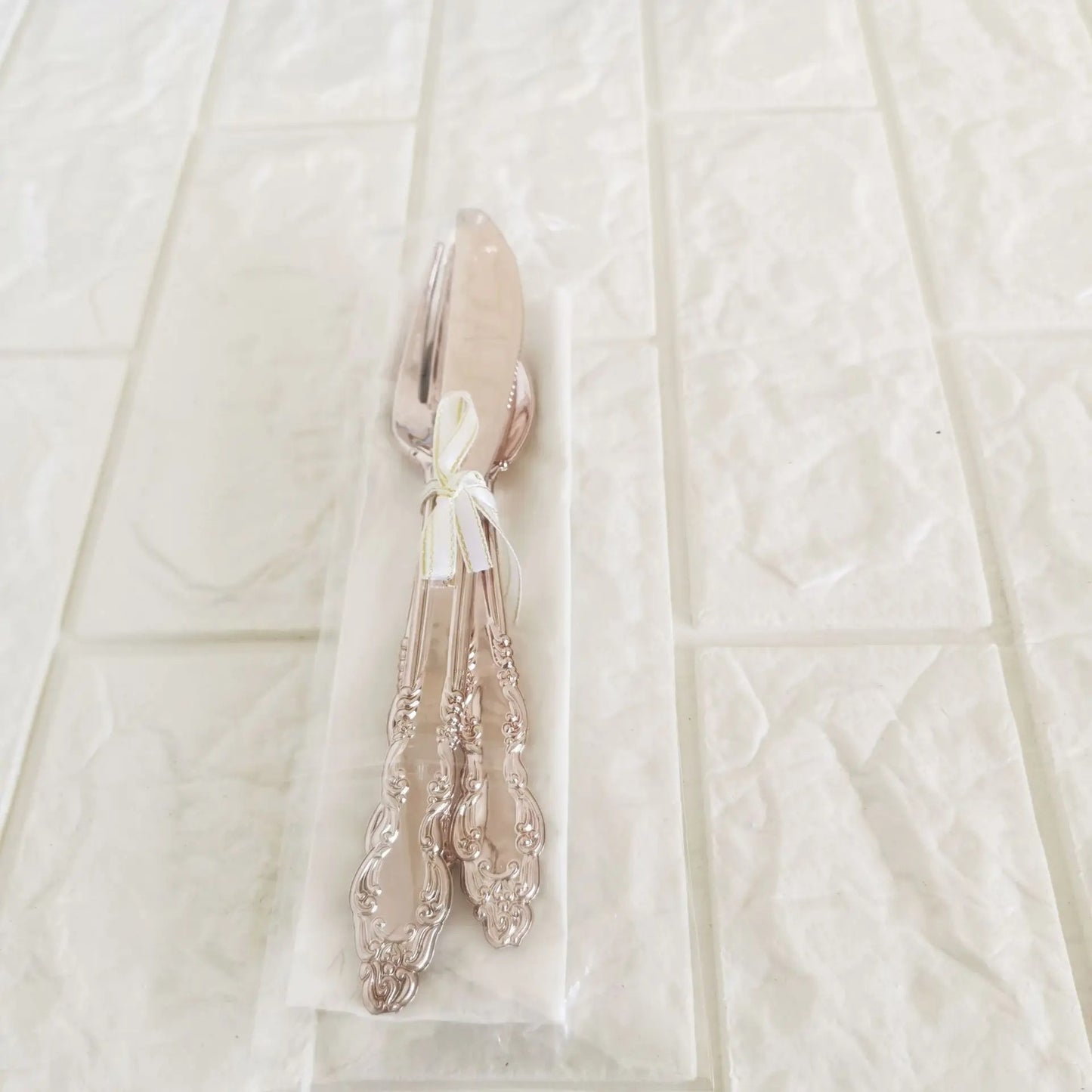 Vaisselle jetable estampillée or | Élégance Fête