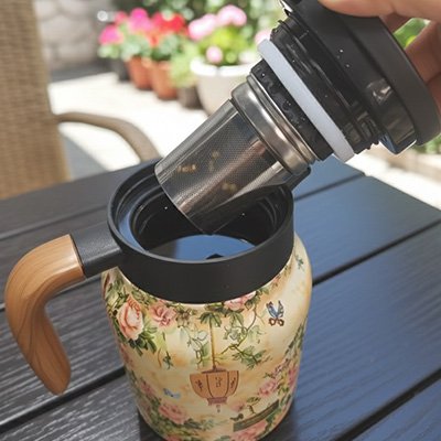 Théière avec infuseur 